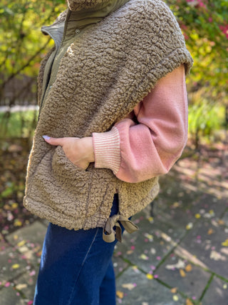 Side view of a taupe sherpa oversized vest with toggle hem | V-Rae's Boutique